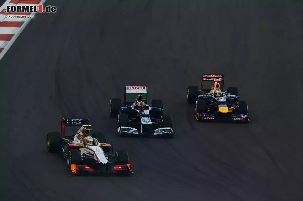 Foto zur News: Narain Karthikeyan (HRT), Bruno Senna (Williams) und Sebastian Vettel (Red Bull)