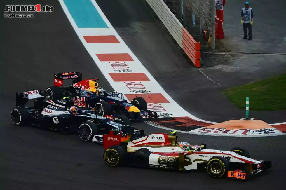 Foto zur News: Narain Karthikeyan (HRT), Bruno Senna (Williams) und Sebastian Vettel (Red Bull)