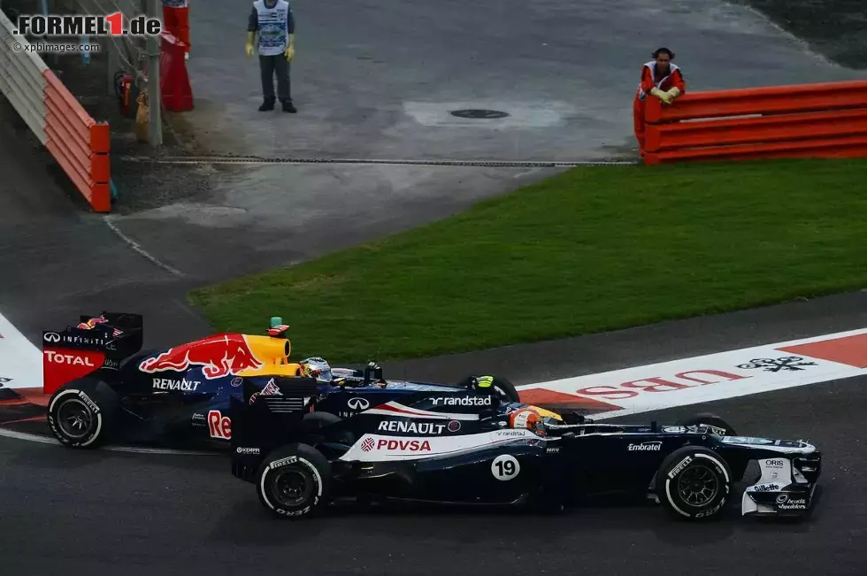 Foto zur News: Bruno Senna (Williams) und Sebastian Vettel (Red Bull)