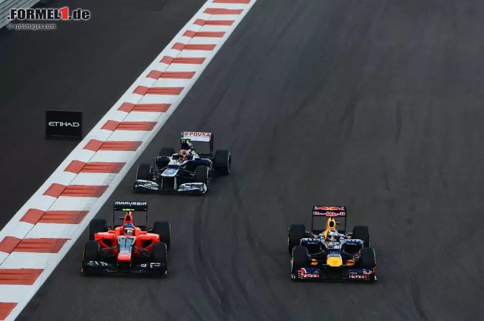 Foto zur News: Sebastian Vettel (Red Bull) und Charles Pic (Marussia)