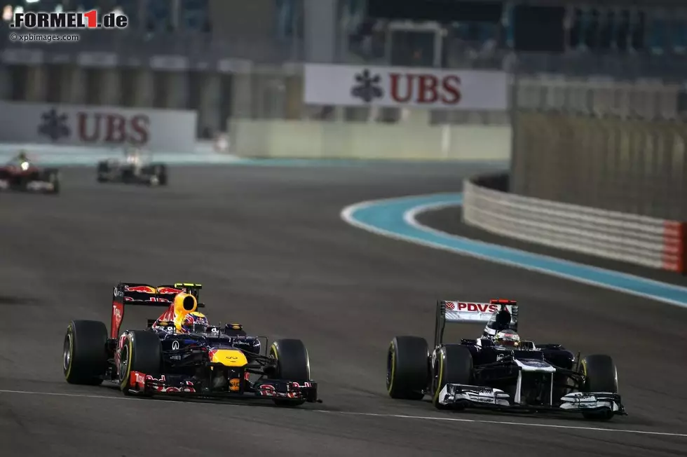 Foto zur News: Mark Webber (Red Bull) und Pastor Maldonado (Williams)