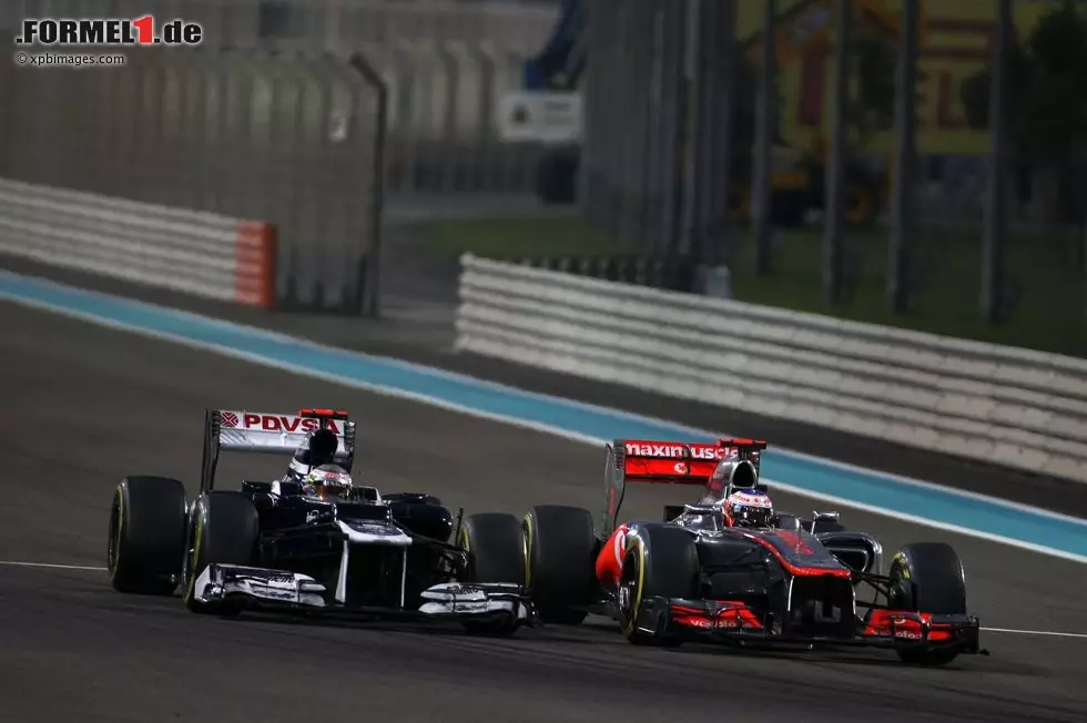 Foto zur News: Pastor Maldonado (Williams) und Jenson Button (McLaren)