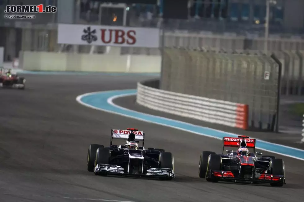 Foto zur News: Pastor Maldonado (Williams) und Jenson Button (McLaren)