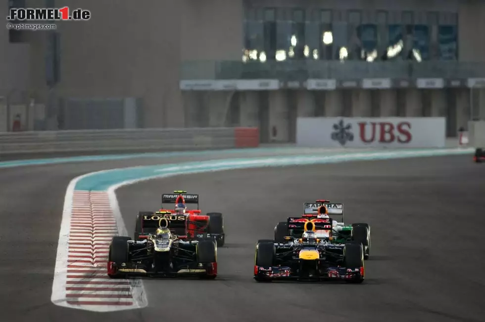 Foto zur News: Romain Grosjean (Lotus) und Sebastian Vettel (Red Bull)