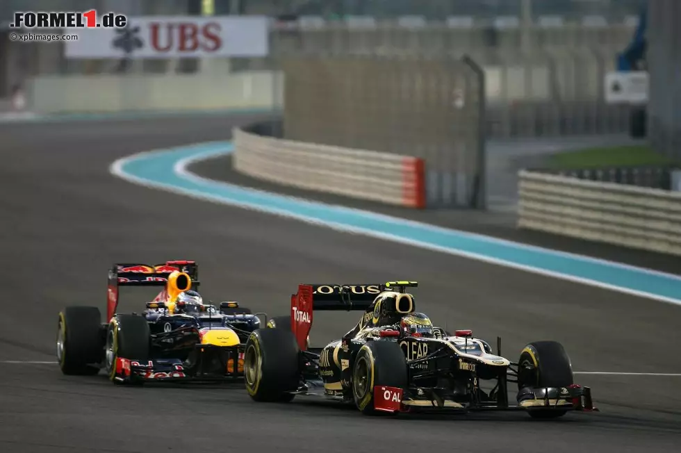 Foto zur News: Romain Grosjean (Lotus) und Sebastian Vettel (Red Bull)