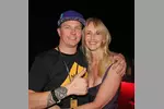 Foto zur News: Kimi Räikkönen stieß nach seinem Sieg mit Amber-Lounge-Organisatorin Sonia Irvine an