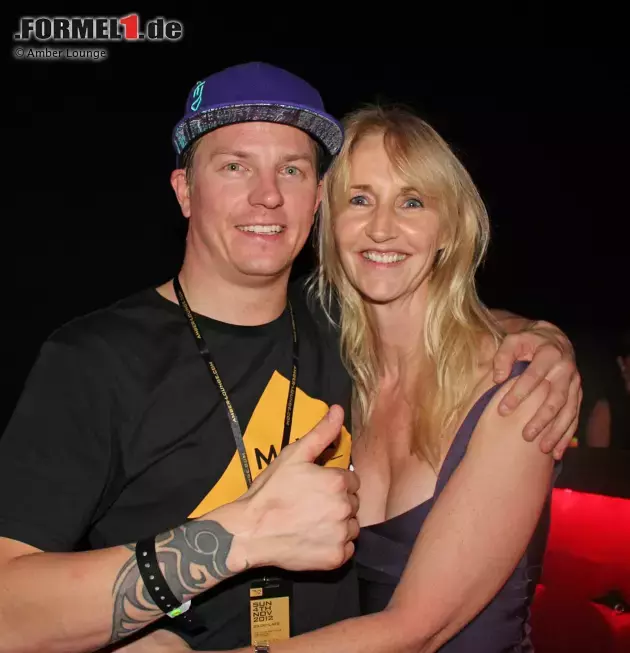 Foto zur News: Kimi Räikkönen stieß nach seinem Sieg mit Amber-Lounge-Organisatorin Sonia Irvine an