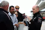 Foto zur News: Jock Clear (Renningenieur) erklärt den Fans beim Pitwalk das Lenkrad