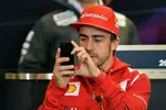 Foto zur News: Fernando Alonso (Ferrari) nimmt mit dem iPhone ein Foto für Twitter auf