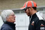 Foto zur News: Bernie Ecclestone (Formel-1-Chef) und Lewis Hamilton (McLaren)