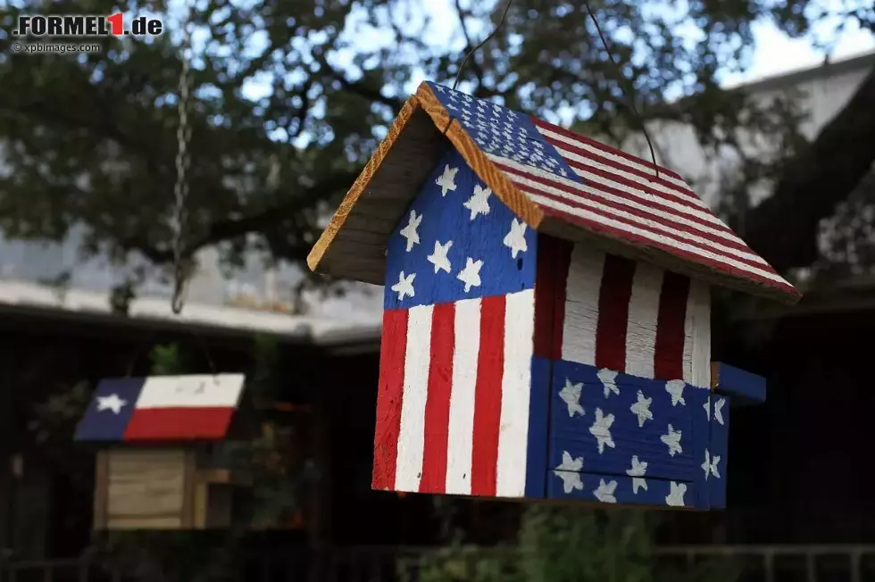 Foto zur News: &quot;American Way&quot;: Selbst die Vogelhäuschen erscheinen in &quot;Stars &amp; Stripes&quot;