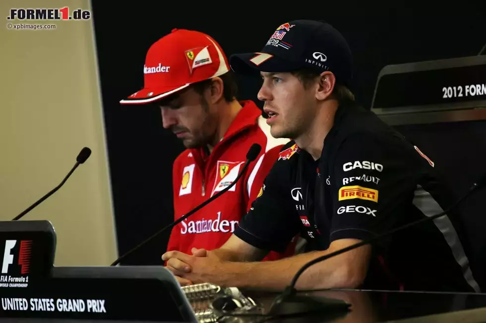 Foto zur News: Fernando Alonso (Ferrari) und Sebastian Vettel (Red Bull)