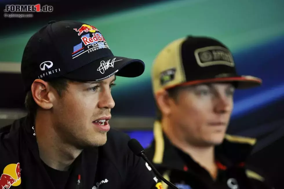 Foto zur News: Sebastian Vettel (Red Bull) und Kimi Räikkönen (Lotus)