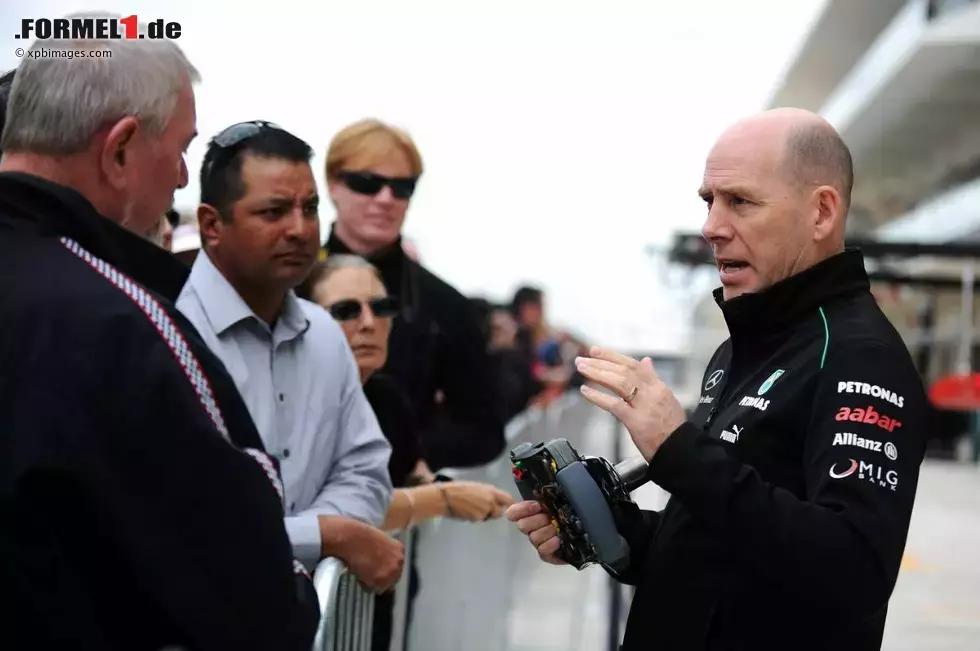 Foto zur News: Jock Clear (Renningenieur) erklärt den Fans beim Pitwalk das Lenkrad