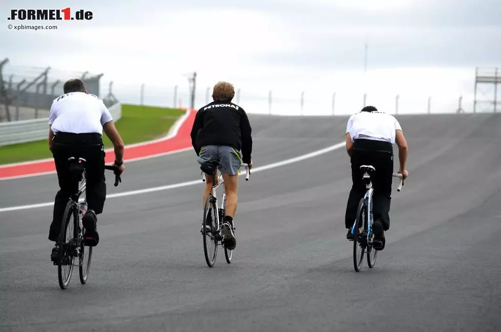 Foto zur News: Nico Rosberg (Mercedes) fährt die Strecke mit seinem Rennrad ab