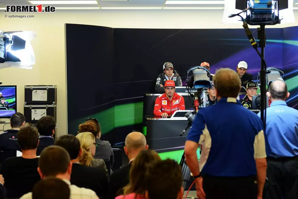 Foto zur News: FIA-Pressekonferenz vor der versammelten Weltpresse