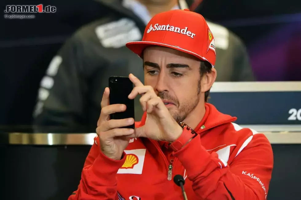 Foto zur News: Fernando Alonso (Ferrari) nimmt mit dem iPhone ein Foto für Twitter auf