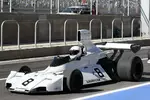 Foto zur News: Ein Brabham BT44 in der Boxengasse in Austin