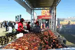 Foto zur News: Natürlich gibt es für die Fans lecker Essen...