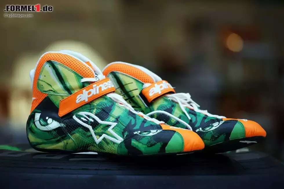 Foto zur News: Rennfahrer-Schuhe von Nico Hülkenberg (Force India)