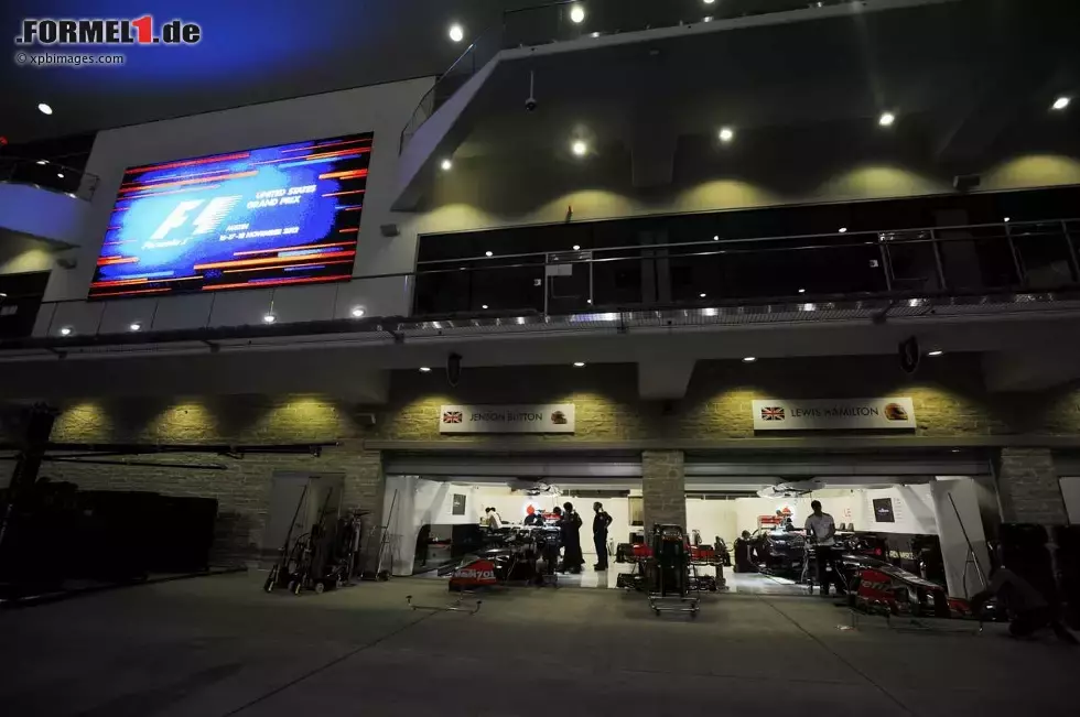 Foto zur News: McLaren-Box bei Nacht