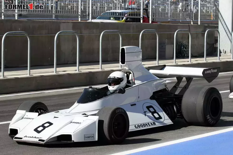 Foto zur News: Ein Brabham BT44 in der Boxengasse in Austin