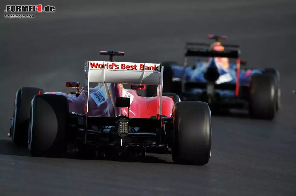 Foto zur News: Sebastian Vettel (Red Bull) und Fernando Alonso (Ferrari)