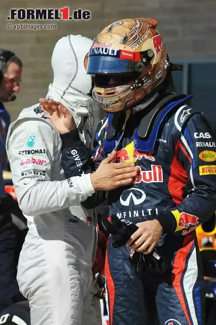 Foto zur News: Sebastian Vettel (Red Bull) und Michael Schumacher (Mercedes)