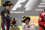 Foto zur News: Sebastian Vettel (Red Bull) und Lewis Hamilton (McLaren)