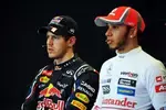 Foto zur News: Sebastian Vettel (Red Bull) und Lewis Hamilton (McLaren)