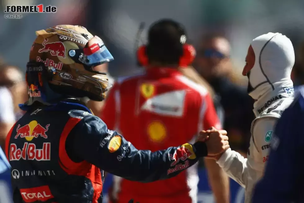 Foto zur News: Sebastian Vettel (Red Bull) und Michael Schumacher (Mercedes)