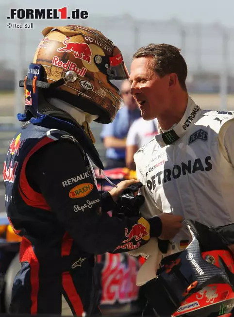 Foto zur News: Sebastian Vettel (Red Bull) und Michael Schumacher (Mercedes)