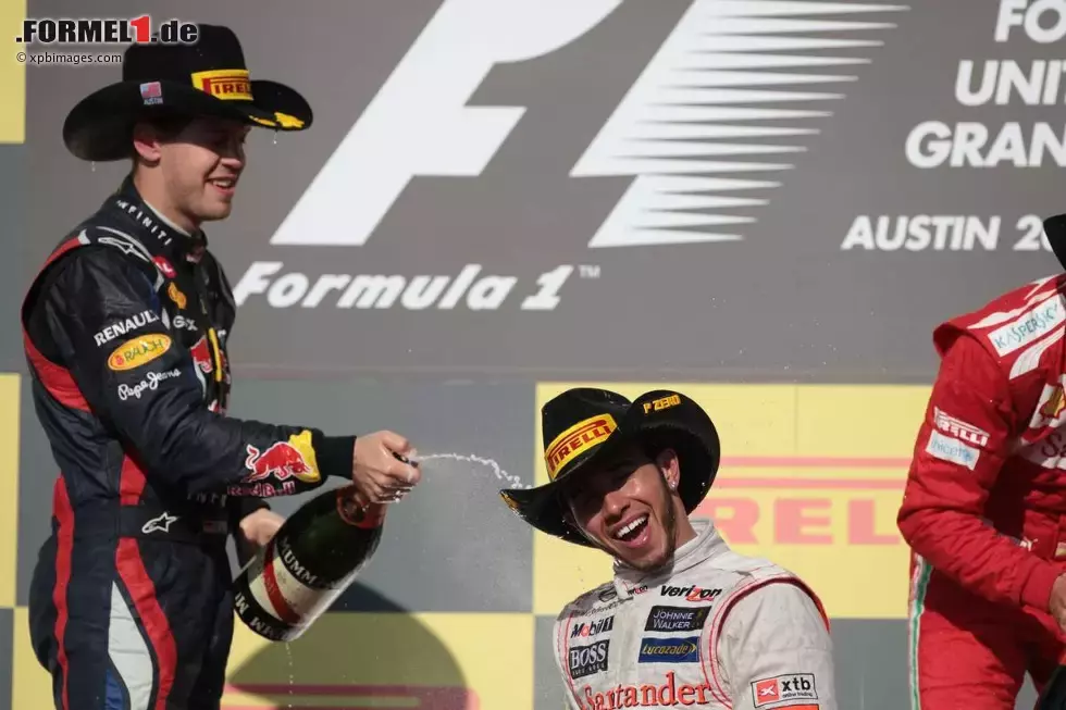 Foto zur News: Sebastian Vettel (Red Bull) und Lewis Hamilton (McLaren)