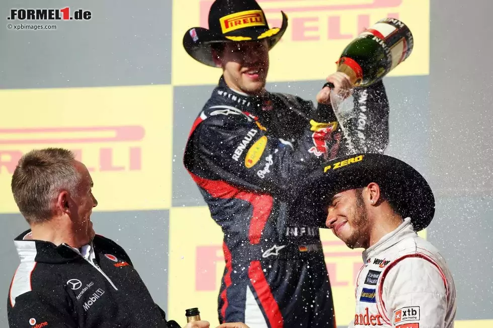 Foto zur News: Lewis Hamilton (McLaren), Martin Whitmarsh (Teamchef, McLaren) und Sebastian Vettel (Red Bull)