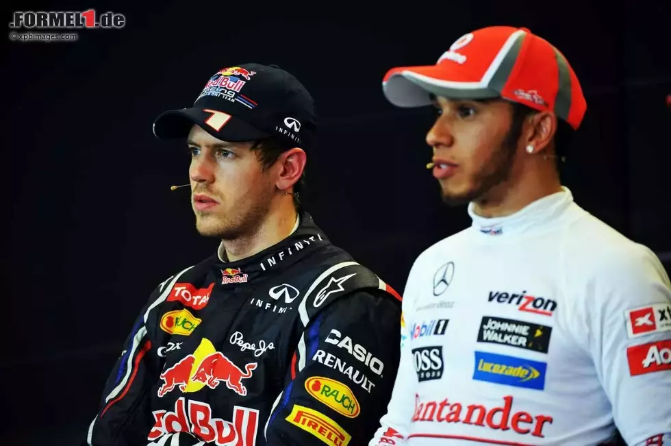 Foto zur News: Sebastian Vettel (Red Bull) und Lewis Hamilton (McLaren)