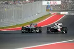 Foto zur News: Michael Schumacher (Mercedes) und Kamui Kobayashi (Sauber)