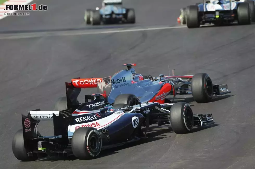 Foto zur News: Jenson Button (McLaren) und Pastor Maldonado (Williams)