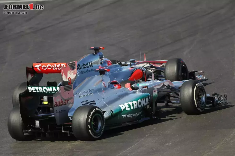 Foto zur News: Michael Schumacher (Mercedes) und Jenson Button (McLaren)