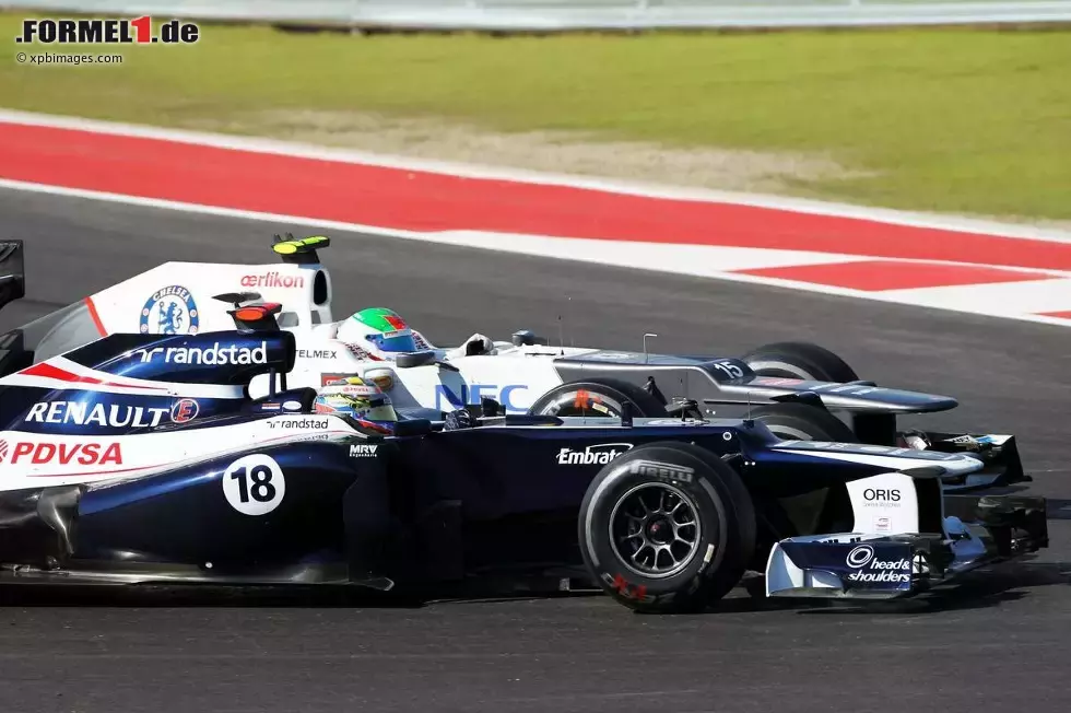 Foto zur News: Pastor Maldonado (Williams) und Sergio Perez (Sauber)