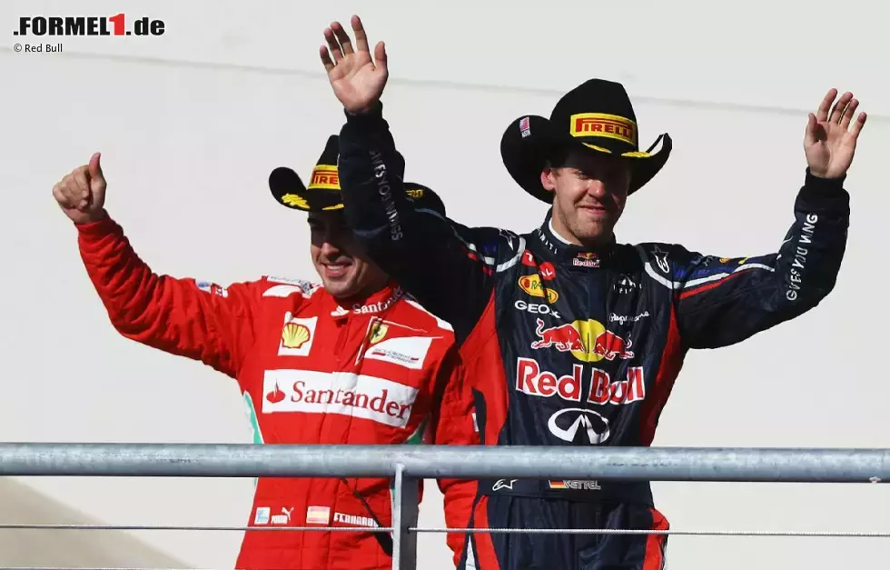 Foto zur News: Sebastian Vettel (Red Bull) und Fernando Alonso (Ferrari)