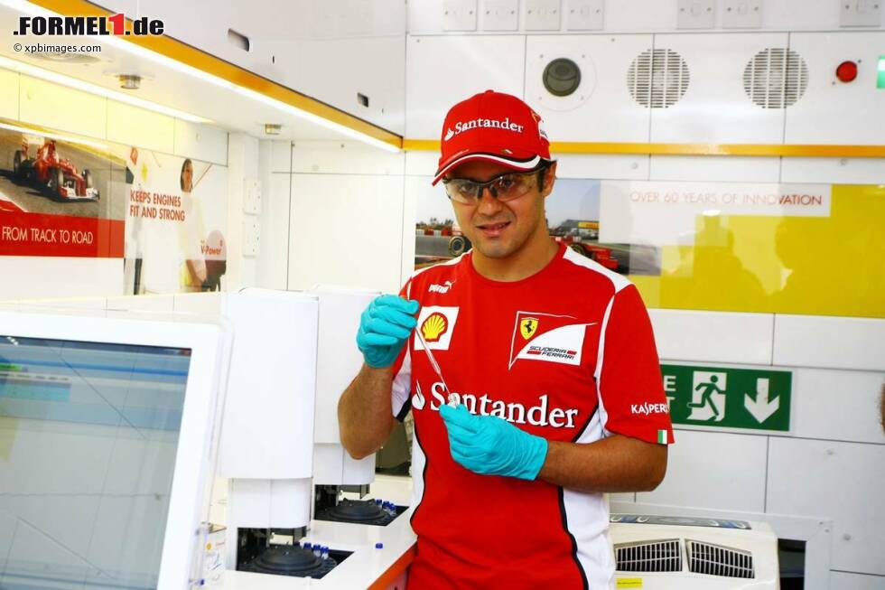 Foto zur News: Felipe Massa (Ferrari) zu Besuch im Shell-Track-Labor: Hier werden die letzten PS aus dem Treibstoff herausgekitzelt...