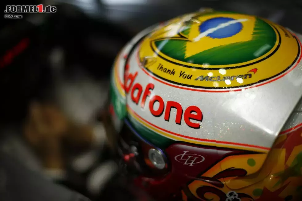 Foto zur News: Lewis Hamilton mit Spezialhelm: &quot;Thank you, McLaren&quot;