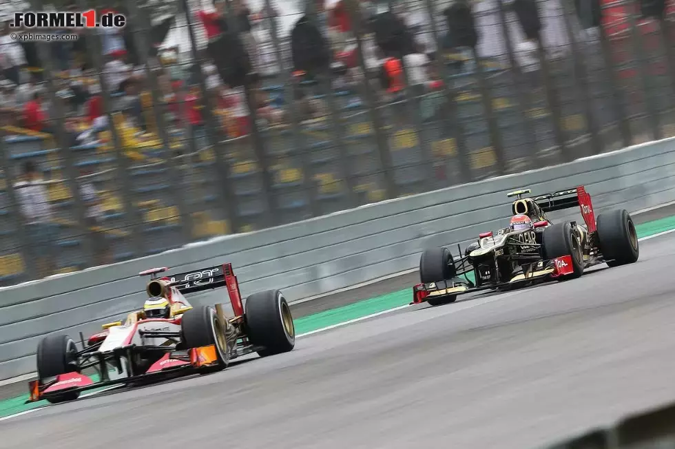 Foto zur News: Pedro de la Rosa (HRT) und Romain Grosjean (Lotus) - Sekunden später kracht es zwischen beiden