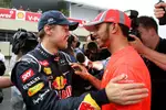 Foto zur News: Sebastian Vettel (Red Bull) und Lewis Hamilton (McLaren)