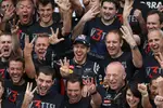 Foto zur News: Sebastian Vettel (Red Bull), Adrian Newey (Technischer Direktor, Red Bull) und Christian Horner (Red-Bull-Teamchef)