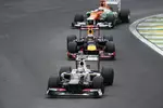 Foto zur News: Kamui Kobayashi (Sauber) und Sebastian Vettel (Red Bull)