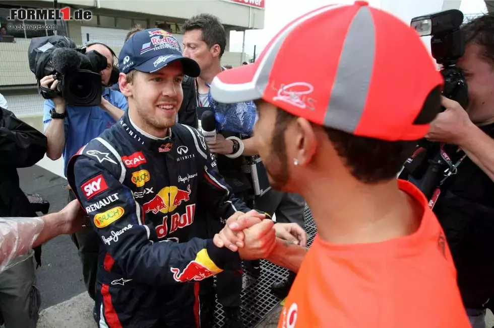 Foto zur News: Sebastian Vettel (Red Bull) und Lewis Hamilton (McLaren)