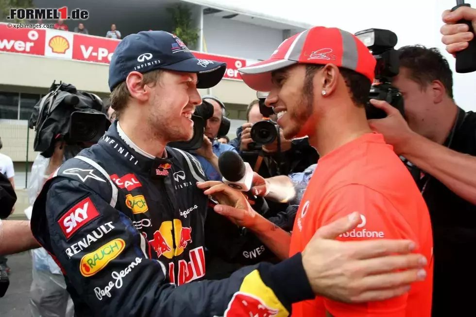 Foto zur News: Sebastian Vettel (Red Bull) und Lewis Hamilton (McLaren)