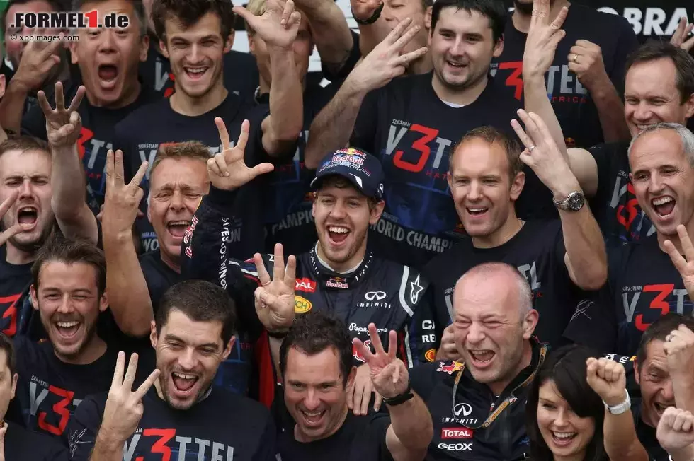 Foto zur News: Sebastian Vettel (Red Bull), Adrian Newey (Technischer Direktor, Red Bull) und Christian Horner (Red-Bull-Teamchef)