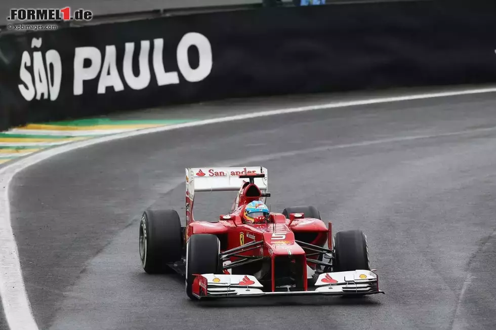 Foto zur News: Fernando Alonso (Ferrari) kämpft mit den schwierigen Verhältnissen